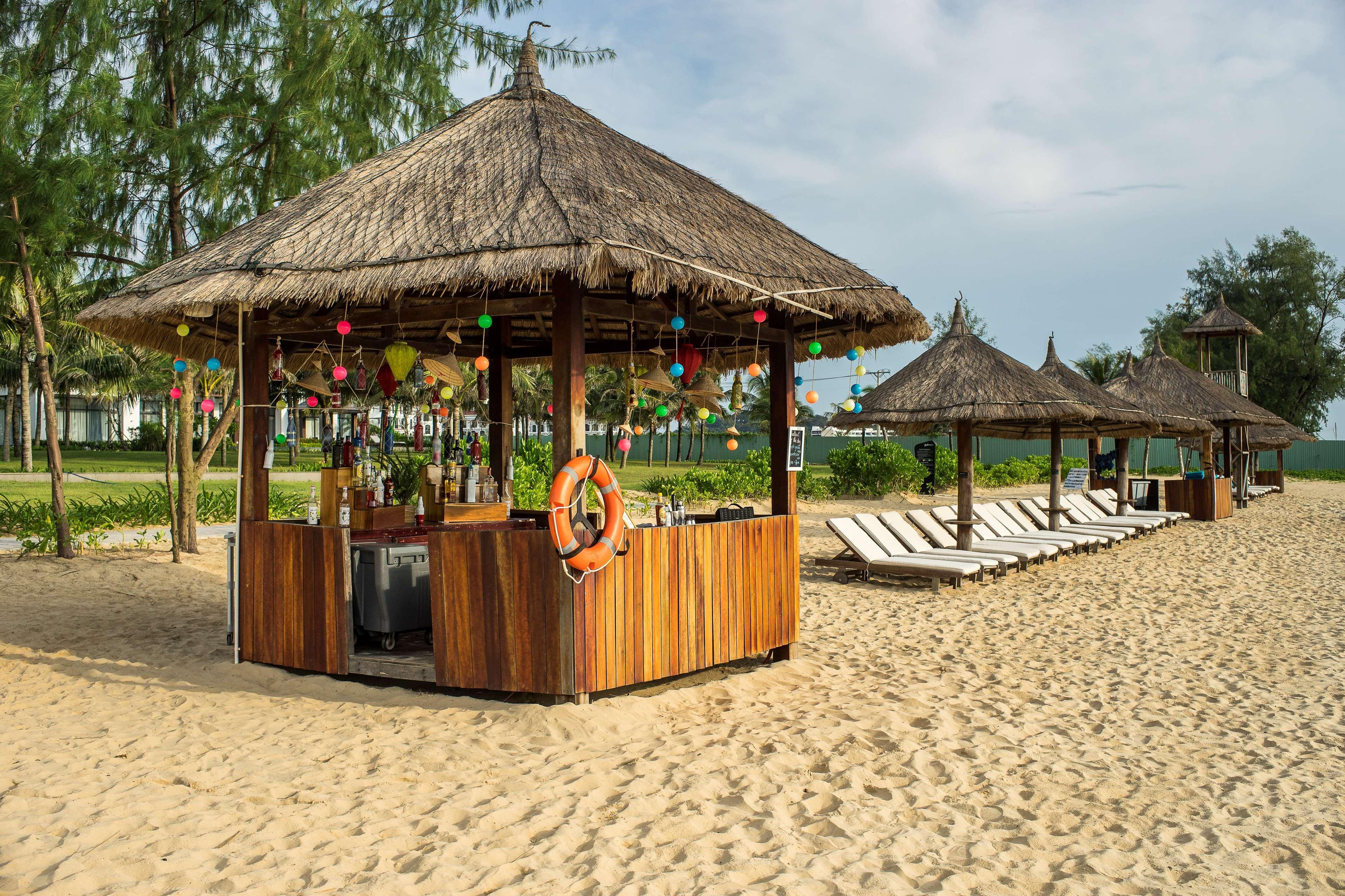 Radisson Blu Resort Phu Quoc Exterior foto A beach bar in Vietnam