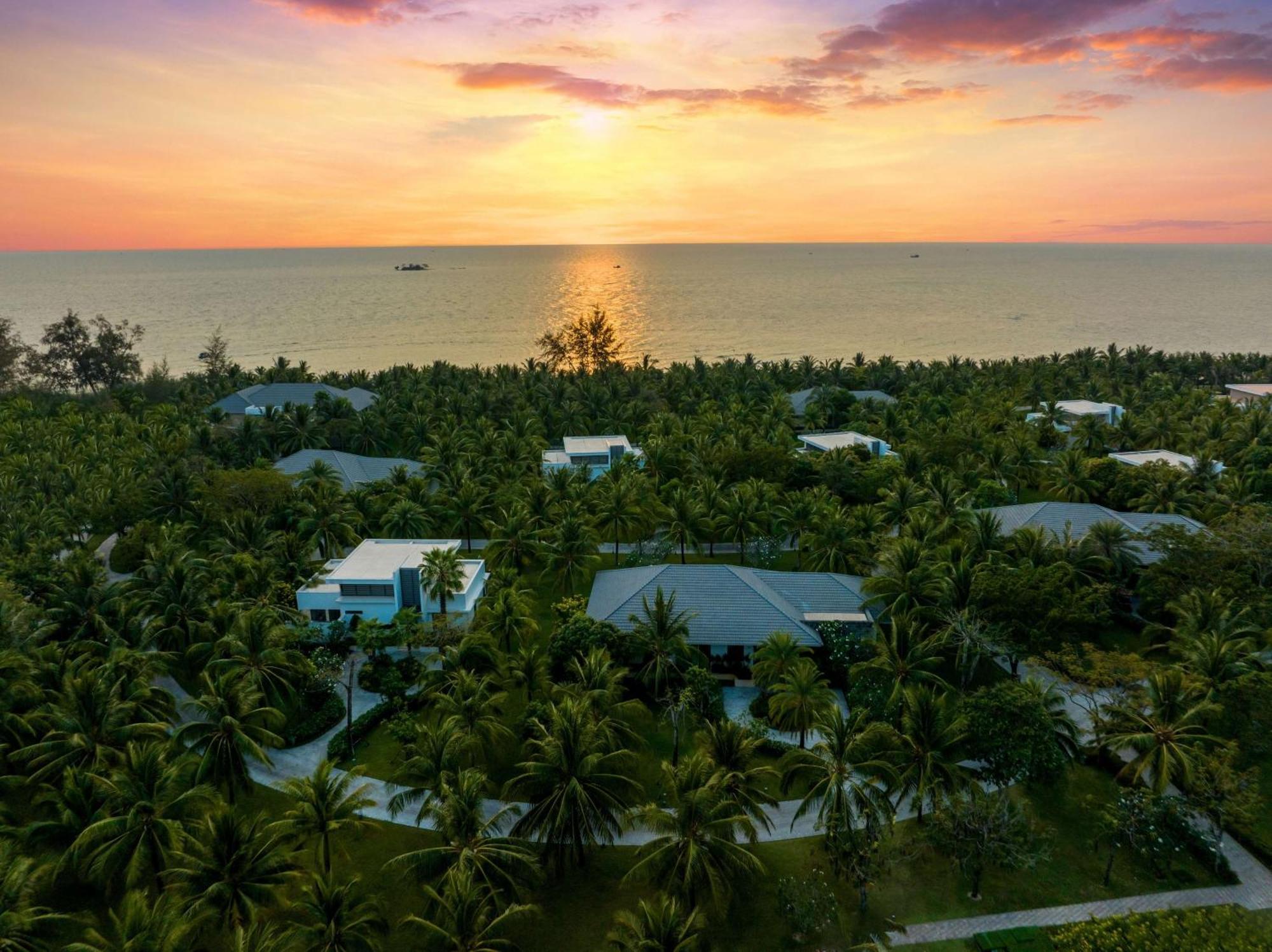 Radisson Blu Resort Phu Quoc Exterior foto Sunset over the island
