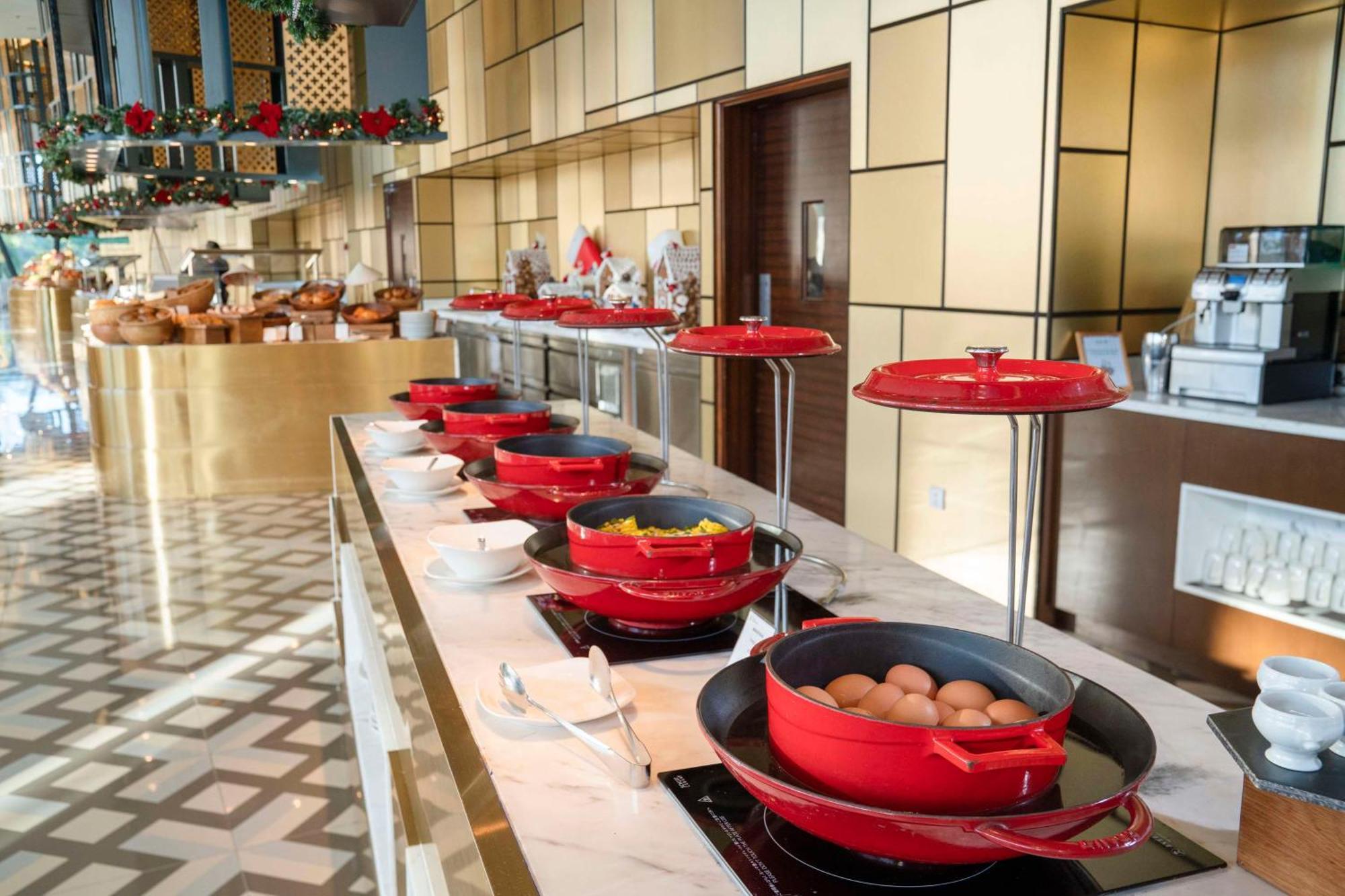 Radisson Blu Resort Phu Quoc Exterior foto A buffet at a hotel
