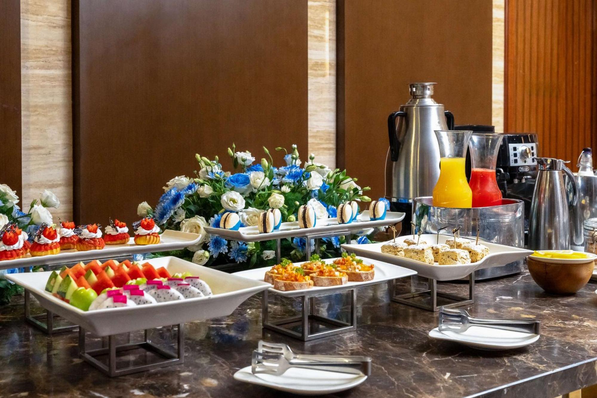 Radisson Blu Resort Phu Quoc Exterior foto A buffet at a hotel